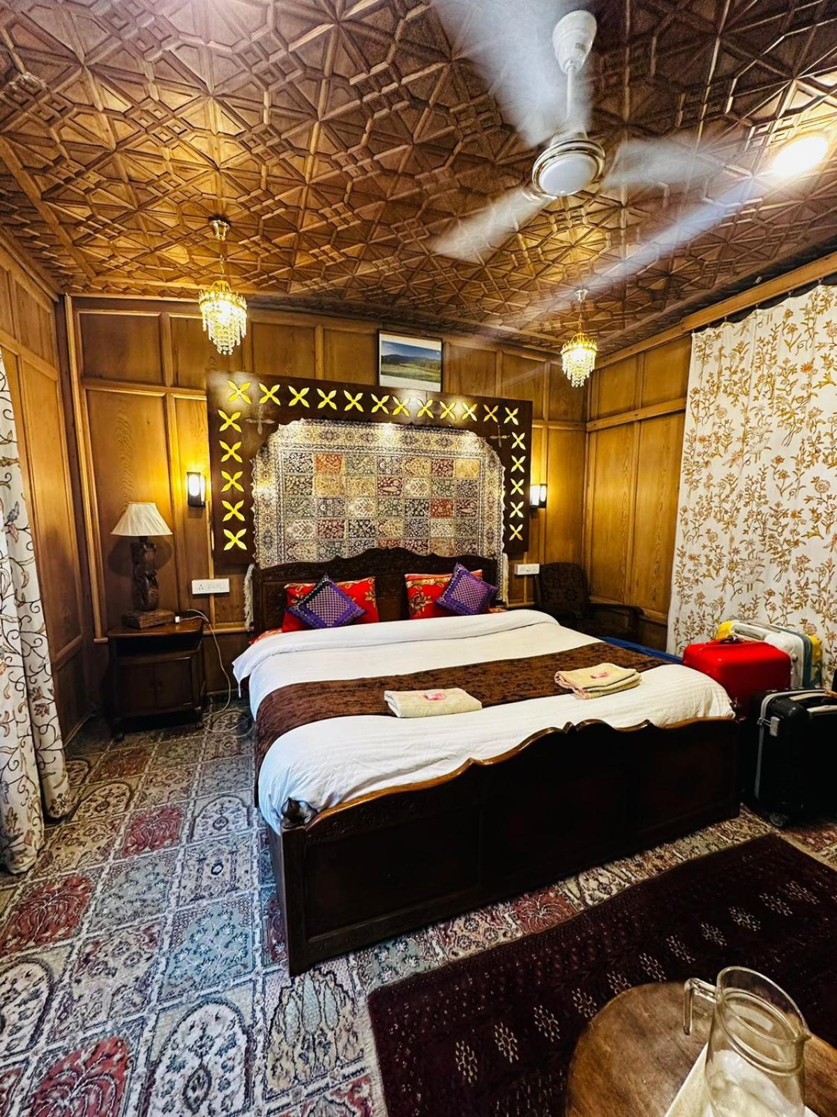 Floating Luxury Group Of Houseboats Hotel Srinagar  Exterior photo