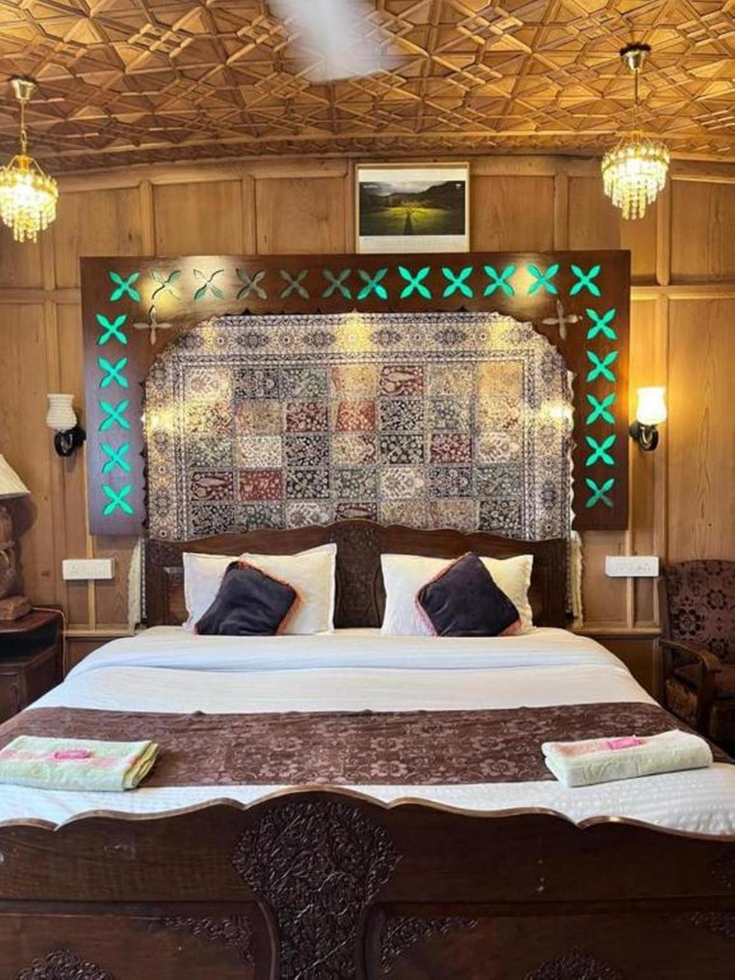 Floating Luxury Group Of Houseboats Hotel Srinagar  Exterior photo